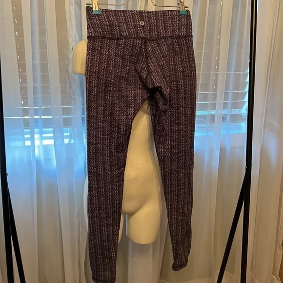 Lululemon  purple leggings sz 4 - Picture 5 of 6